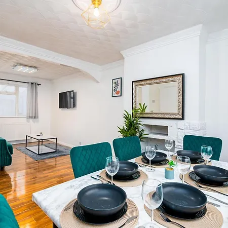 Villa 3 Bed Gorgeous House Abbeywood